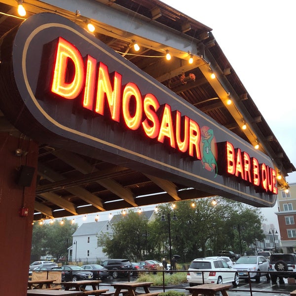 Foto diambil di Dinosaur Bar-B-Que oleh ᴡᴡᴡ.Dave.ldbi.ru N. pada 9/10/2018