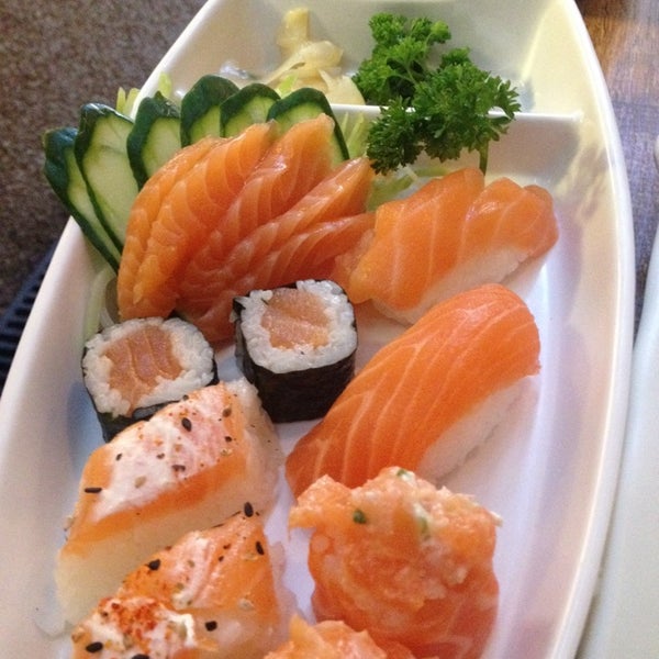 Foto tirada no(a) Jow Sushi Bar por Karina R. em 9/11/2014