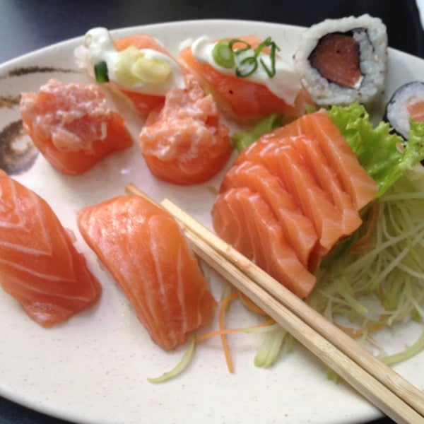 7/3/2014 tarihinde Karina R.ziyaretçi tarafından Jow Sushi Bar'de çekilen fotoğraf