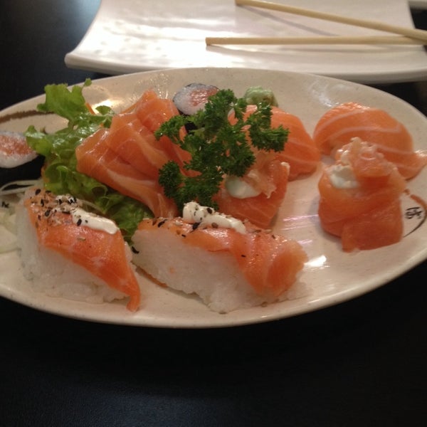 7/31/2014 tarihinde Karina R.ziyaretçi tarafından Jow Sushi Bar'de çekilen fotoğraf