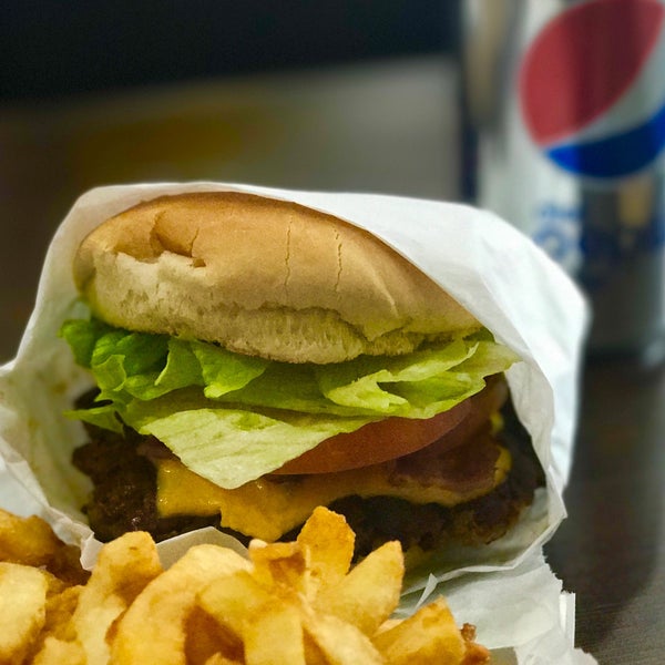Foto diambil di Fresh Burger oleh Michael W. pada 3/20/2017