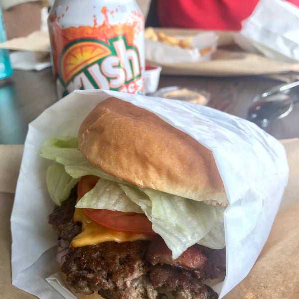 Foto diambil di Fresh Burger oleh Michael W. pada 4/28/2017