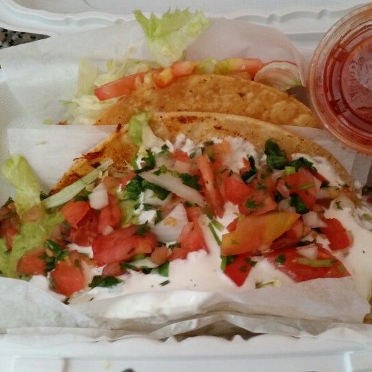Foto tirada no(a) El Super Burrito por Matthew Y. em 7/17/2014