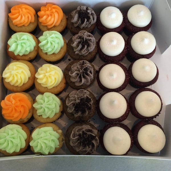 รูปภาพถ่ายที่ Misha&#39;s Cupcakes โดย Angelica F. เมื่อ 7/29/2014