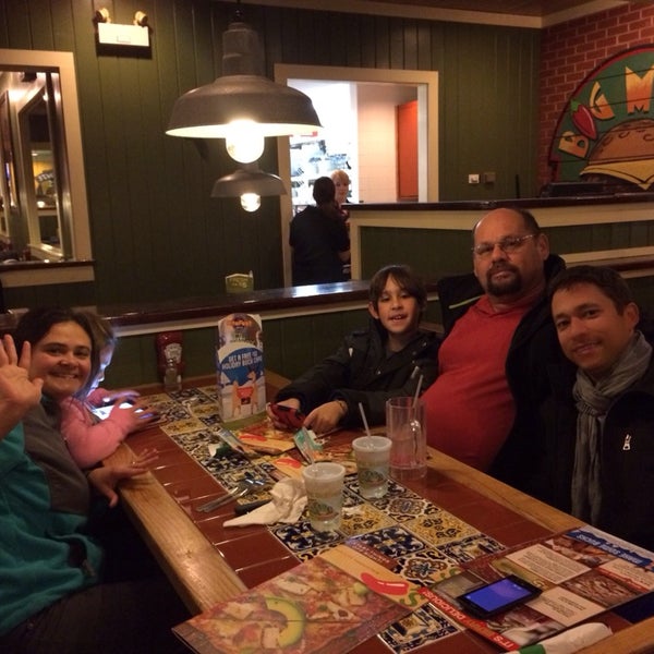 Photo taken at Chili&#39;s Grill &amp; Bar by Filipe P. on 12/24/2013