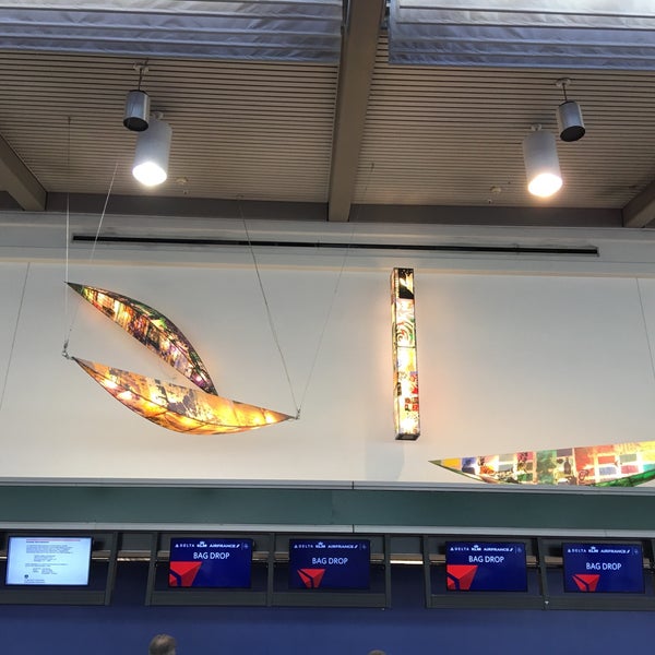 Delta Air Lines Ticket Counter Airport Ticket Counter in Sacramento