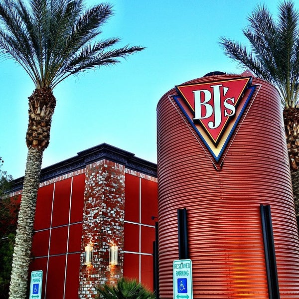 รูปภาพถ่ายที่ BJ&#39;s Restaurant &amp; Brewhouse โดย @24K เมื่อ 2/1/2013