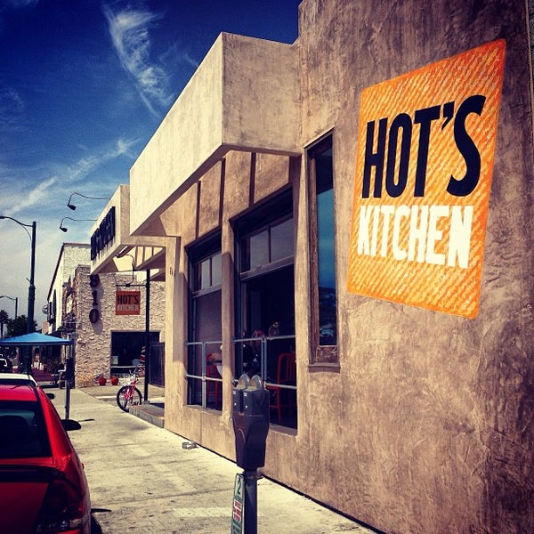 รูปภาพถ่ายที่ Hot&#39;s Kitchen โดย Kelley W. เมื่อ 8/3/2013