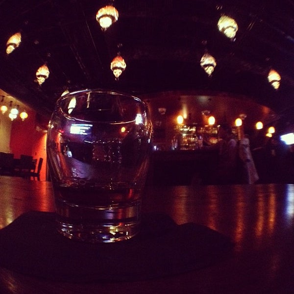 Снимок сделан в Double Helix Wine &amp; Whiskey Lounge пользователем David R. 2/13/2013