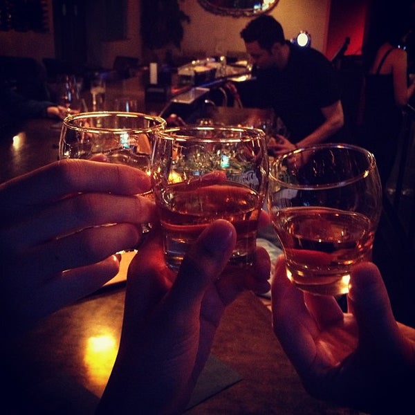 Foto diambil di Double Helix Wine &amp; Whiskey Lounge oleh David R. pada 2/25/2013