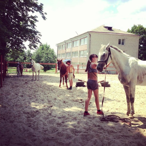 Foto tomada en Конный клуб &quot;Lucky Horse&quot;  por Victoria F. el 6/26/2013