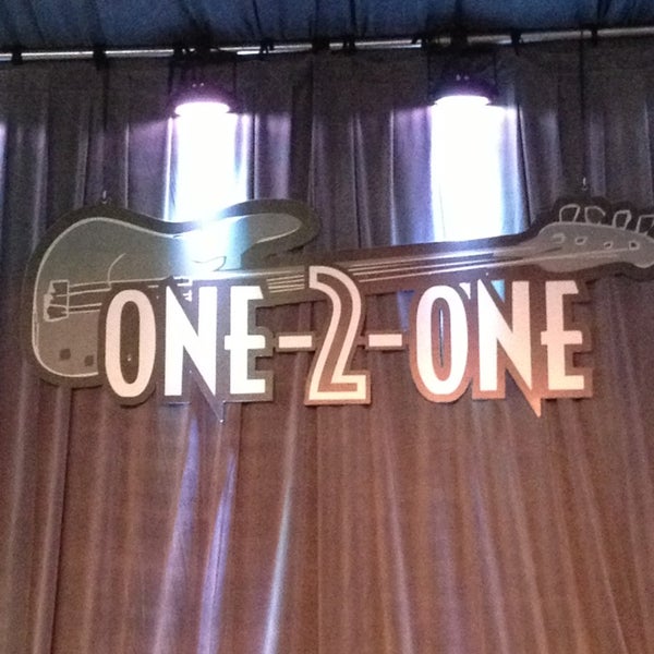 รูปภาพถ่ายที่ One-2-One Bar โดย Mike Q. เมื่อ 2/22/2013