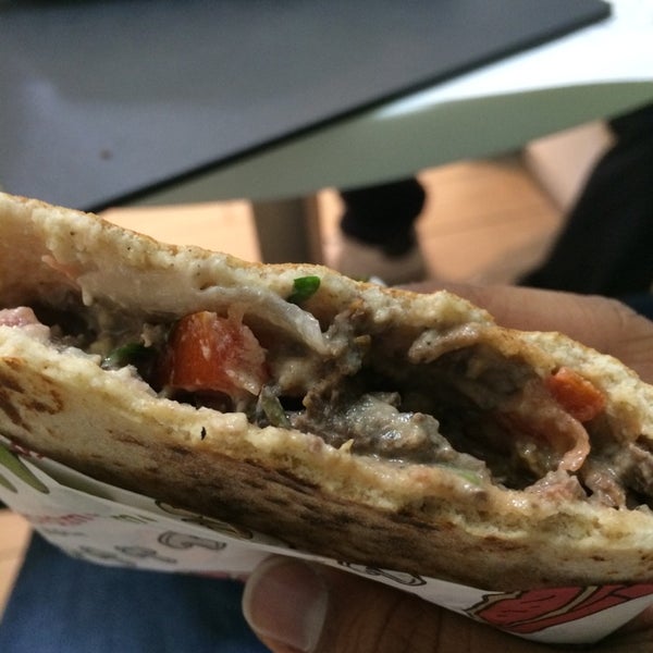 3/20/2014에 Robb V.님이 Shawarma Time شاورما تايم에서 찍은 사진