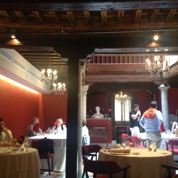 Das Foto wurde bei Adolfo Restaurante | Casa Urbana von María V. am 6/1/2013 aufgenommen