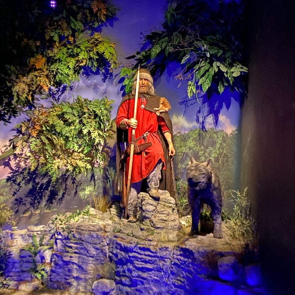 Foto diambil di Jorvik Viking Centre oleh Priscila M. pada 6/18/2022