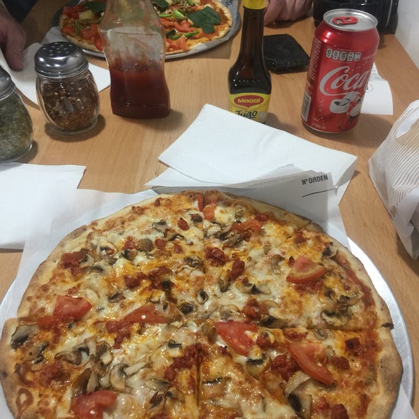 Das Foto wurde bei This &amp; This Pizza von 🌟Powerpuff C. am 1/5/2017 aufgenommen
