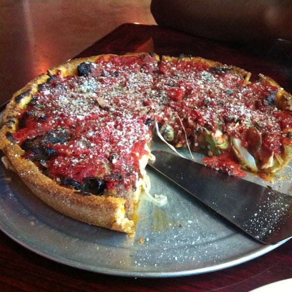 Foto tirada no(a) Kylie&#39;s Chicago Pizza por Manas G. em 7/14/2013