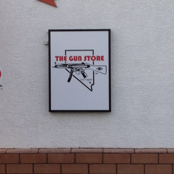 Foto tirada no(a) The Gun Store por Kasey S. em 1/17/2013