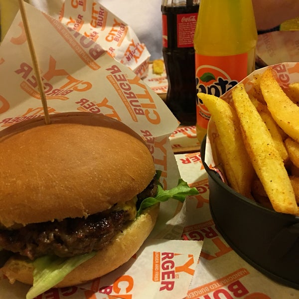 Foto scattata a City Burger da Ufuk B. il 12/26/2016