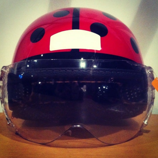 Foto tirada no(a) Machina Helmets And Parts por Flavia A. em 10/24/2012