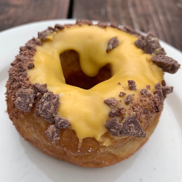 Foto diambil di Dynamo Donut &amp; Coffee oleh Maggie L. pada 12/5/2019