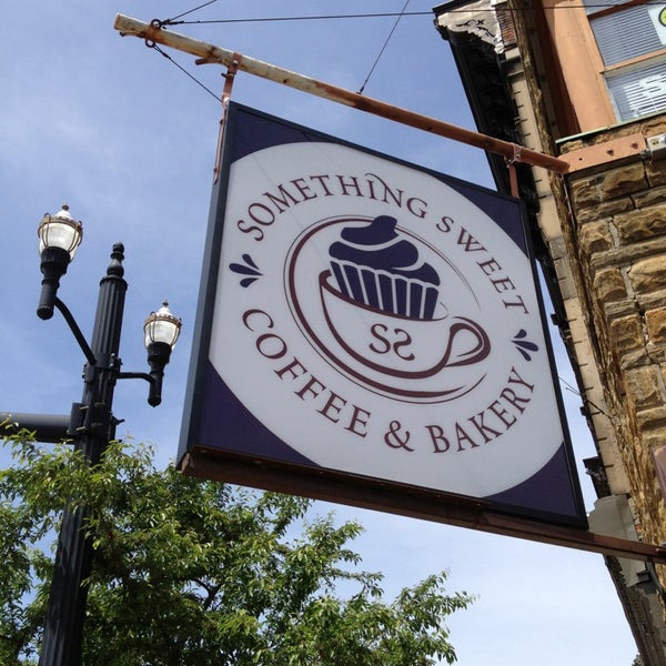5/26/2013にAllen H.がSomething Sweet Coffee &amp; Bakeryで撮った写真