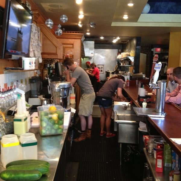 Foto scattata a Johnny Mango World Café &amp; Bar da Allen H. il 5/16/2013