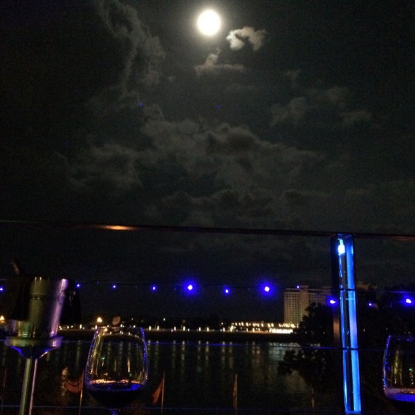 12/6/2014 tarihinde Adrian L.ziyaretçi tarafından Le Moon Rooftop Lounge'de çekilen fotoğraf