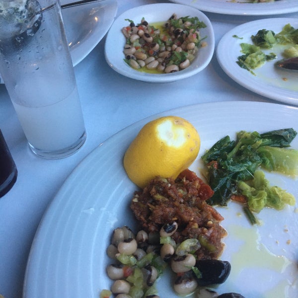 Das Foto wurde bei Vira Port Cafe &amp; Restaurant von Gökhan&amp;Gülçin Ö. am 6/12/2020 aufgenommen