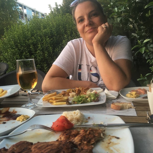 Das Foto wurde bei Vira Port Cafe &amp; Restaurant von Gökhan&amp;Gülçin Ö. am 7/9/2020 aufgenommen