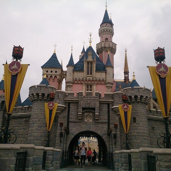 лего башня диснейленд. евро диснейленд франция. Disney builds. The walt disney company здание. Walt disney studios (бербанк).