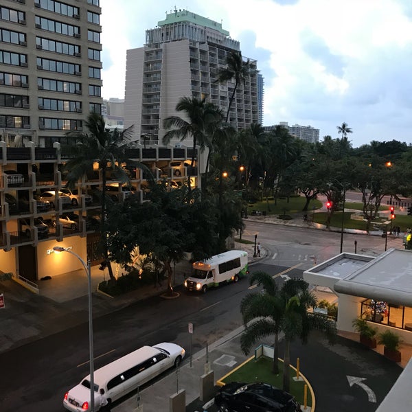 Снимок сделан в Ambassador Hotel Waikiki пользователем Mr. Ibeabuchi 12/12/2017