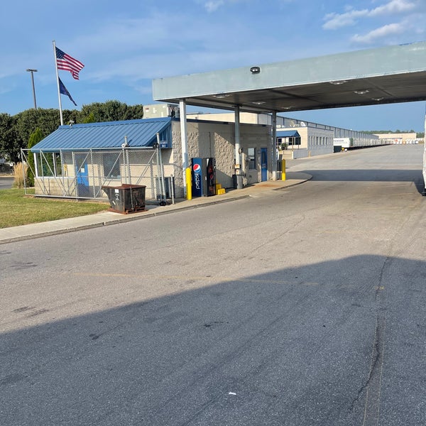 Lowe's Distribution Center 1301 W JFK Dr