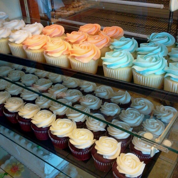 รูปภาพถ่ายที่ Resch&#39;s Bakery โดย Alicia M. เมื่อ 5/3/2013