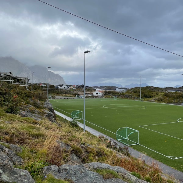 Henningsvaer Норвегия поле футбольное
