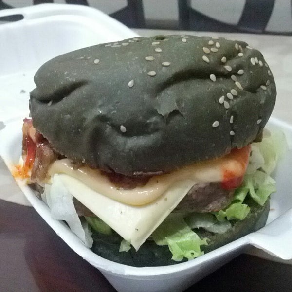 Akhirnya, burger yang beda dan mantabs rasanya! Harus nyobain M72 Burgernya (lupa nama persisnya) deh, recommended!
