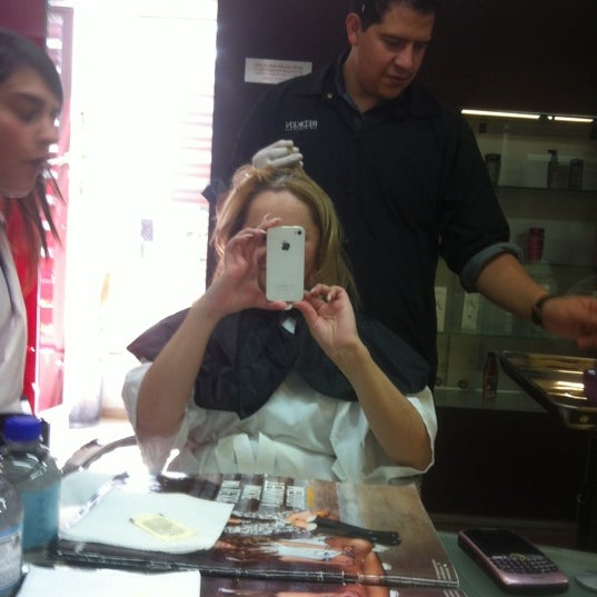 11/16/2012 tarihinde Sandy S.ziyaretçi tarafından Silvia Galván Hair + Image Studio'de çekilen fotoğraf