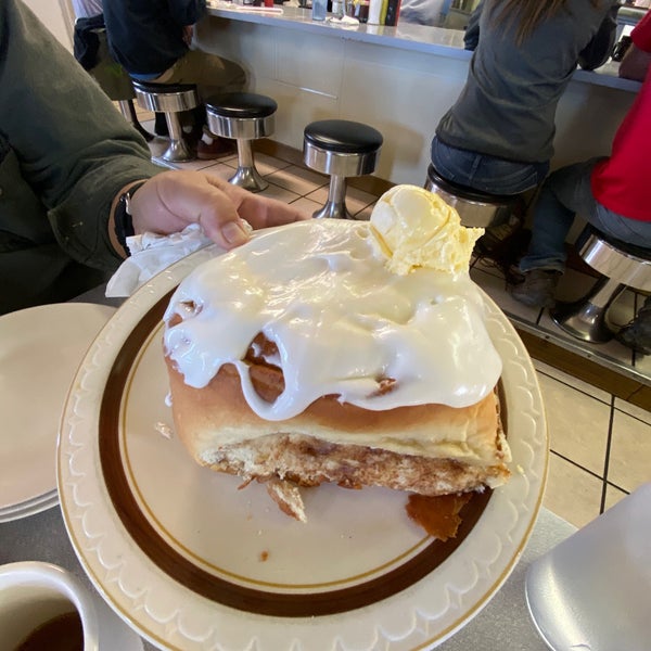 Photo taken at Sandy&#39;s Restaurant by Oscar K. on 11/13/2019