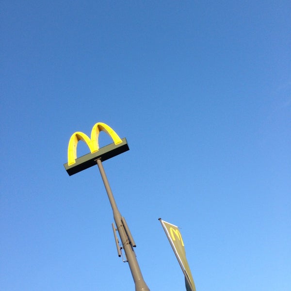 รูปภาพถ่ายที่ McDonald&#39;s โดย Cynthia A. เมื่อ 7/19/2013