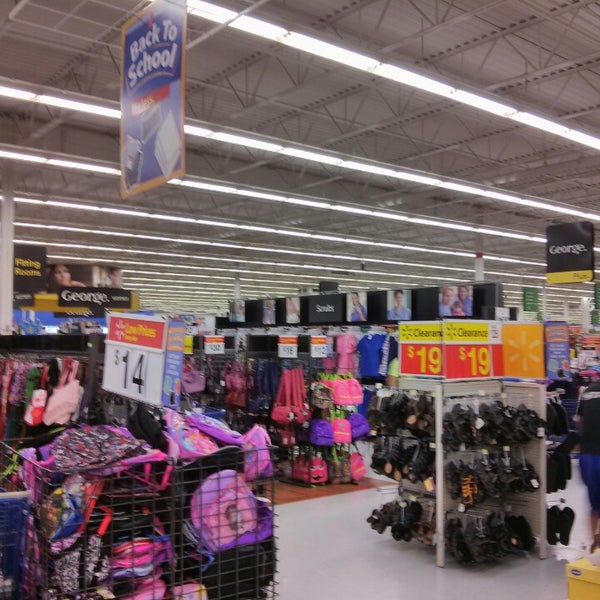Das Foto wurde bei Walmart von Akshit T. am 8/18/2013 aufgenommen