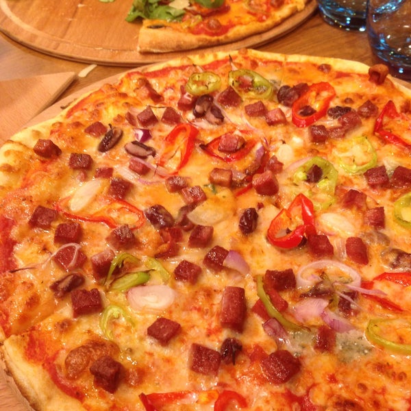 6/6/2015 tarihinde Özcan Küreliziyaretçi tarafından Pizza Fabrique'de çekilen fotoğraf
