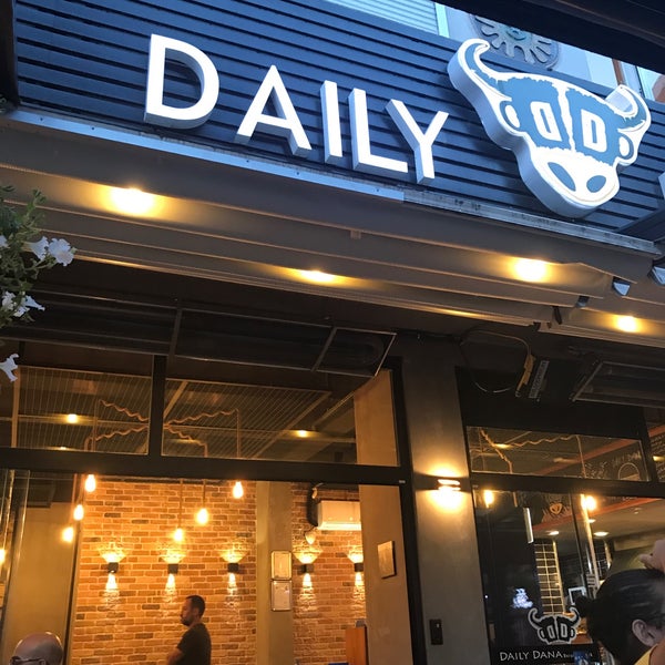 Foto tirada no(a) Daily Dana Burger &amp; Steak por Seckin G. em 7/9/2018