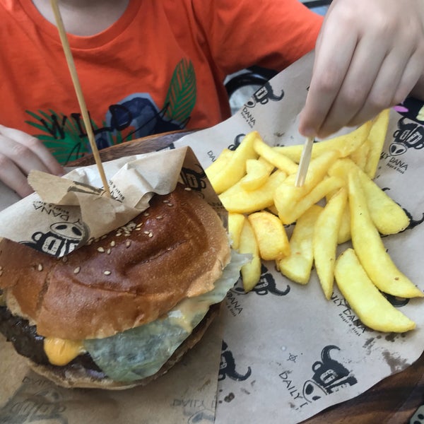 Foto scattata a Daily Dana Burger &amp; Steak da Seckin G. il 6/8/2019