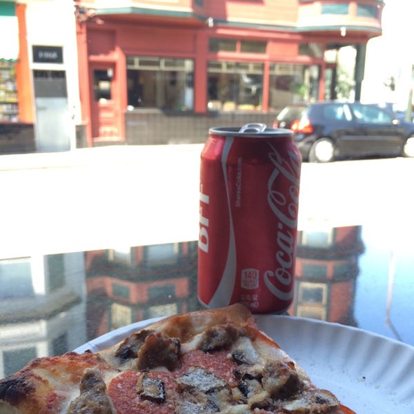 รูปภาพถ่ายที่ North Beach Pizza โดย Scott H. เมื่อ 8/8/2014