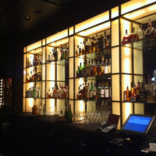 รูปภาพถ่ายที่ The Bar at The Peninsula โดย Djuana S. เมื่อ 11/23/2012