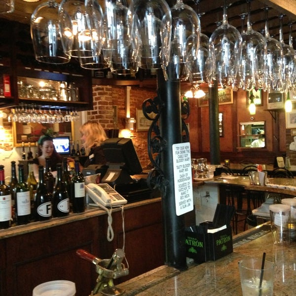 Foto tirada no(a) Orleans Grapevine Wine Bar and Bistro por Djuana S. em 9/29/2013