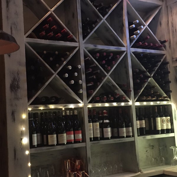 Foto scattata a Enolo Wine Cafe da Djuana S. il 12/16/2015