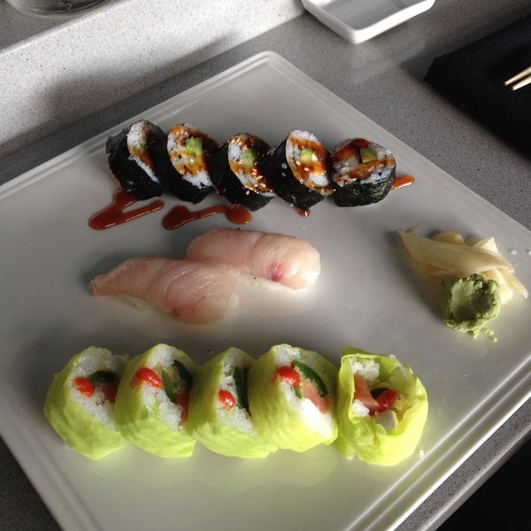 Foto diambil di Blue Sushi Sake Grill oleh lltooljay pada 5/19/2014