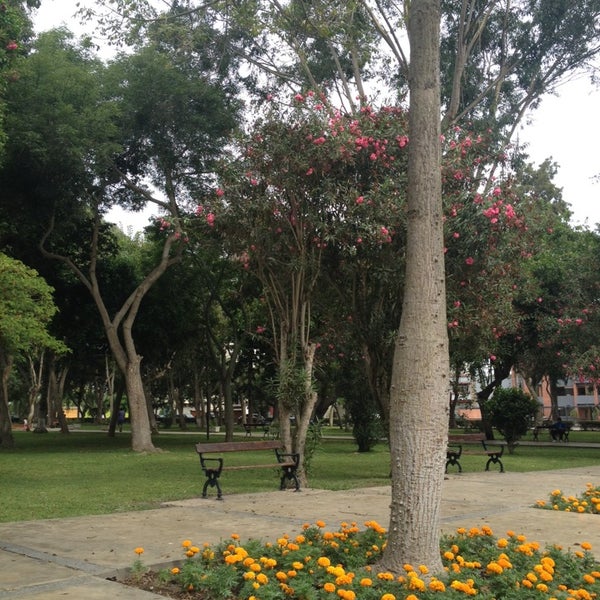 Foto tirada no(a) Parque Ramon Castilla por Katherine F. em 3/9/2014