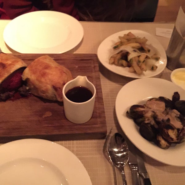 12/13/2014にGabriel T.がMaze Restaurantで撮った写真